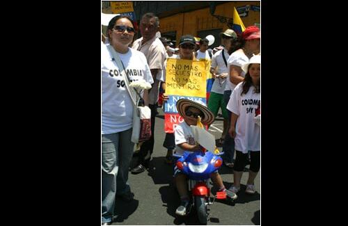 "Más de 200 colombianos residentes en Lima nos dimos encuentro en la Plaza Bolívar para unirnos a la voz de protesta en contra de las Farc.  El grupo fue recibido por el Presidente Alan García, quien sostuvo la bandera colombiana y entonó a viva voz nuestro himno", escribe Lennix Arenas, una colombiana residente en Perú.