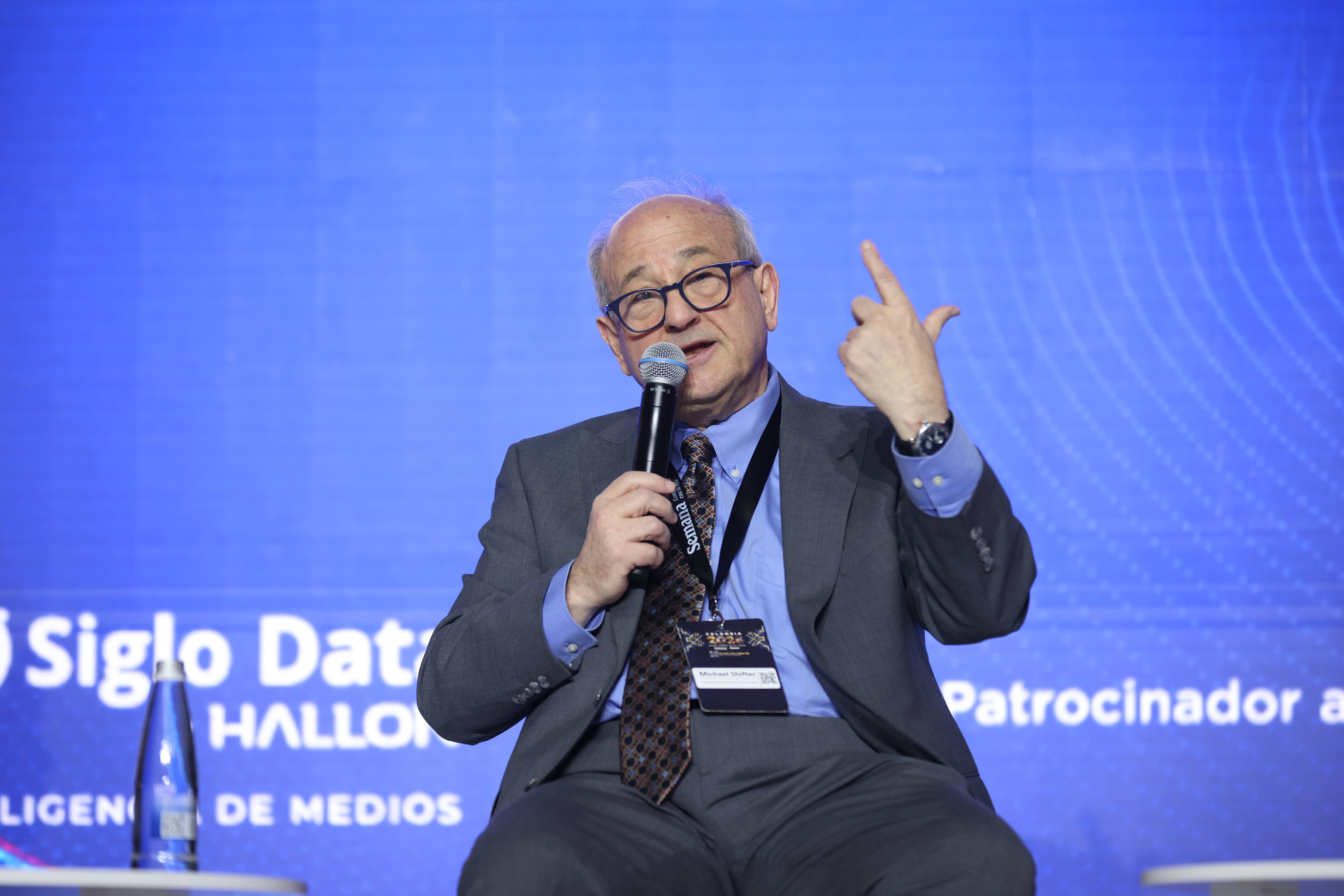 Gran Foro Colombia 2026 ¿Para dónde va el país?
Fecha: 4 de febrero de 2026

NÁLISIS | El nuevo tablero geopolítico de América Latina: implicaciones
para Colombia

Michael Shifter
América Latina
Adam Isacson
Expresidente de Diálogo Interamericano y experto en la política de Estados Unidos hacia
Director del programa de Veeduría de Defensa de la Oficina de Washington para Asuntos Latinoamericanos (WOLA)
Modera: Sandra Borda
Profesora internacionalista del Departamento de Ciencia Política y Estudios Globales de la Universidad
de los Andes