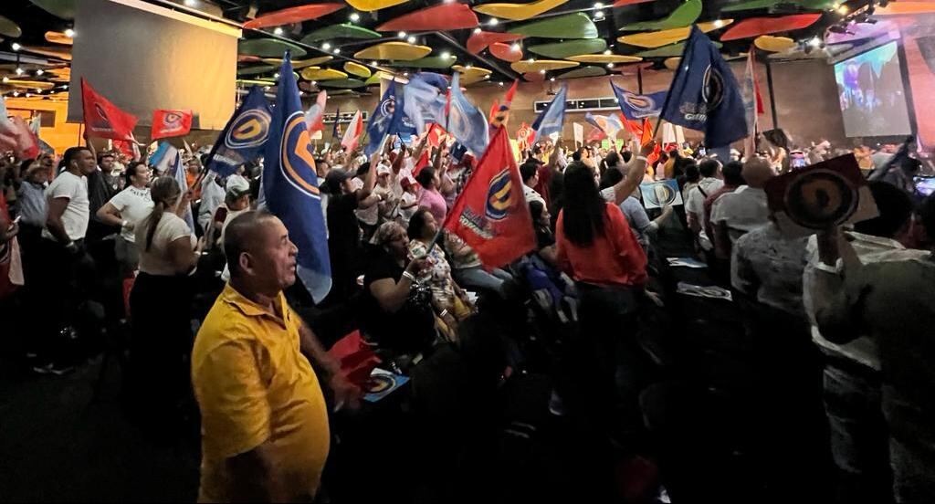 Julián Bedoya recibió el respaldo de más de 300 concejales.