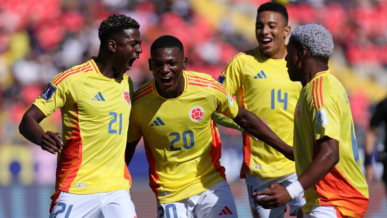 Colombia celebrando su triunfo ante Sudáfrica en el Mundial Sub-20 de Chile.