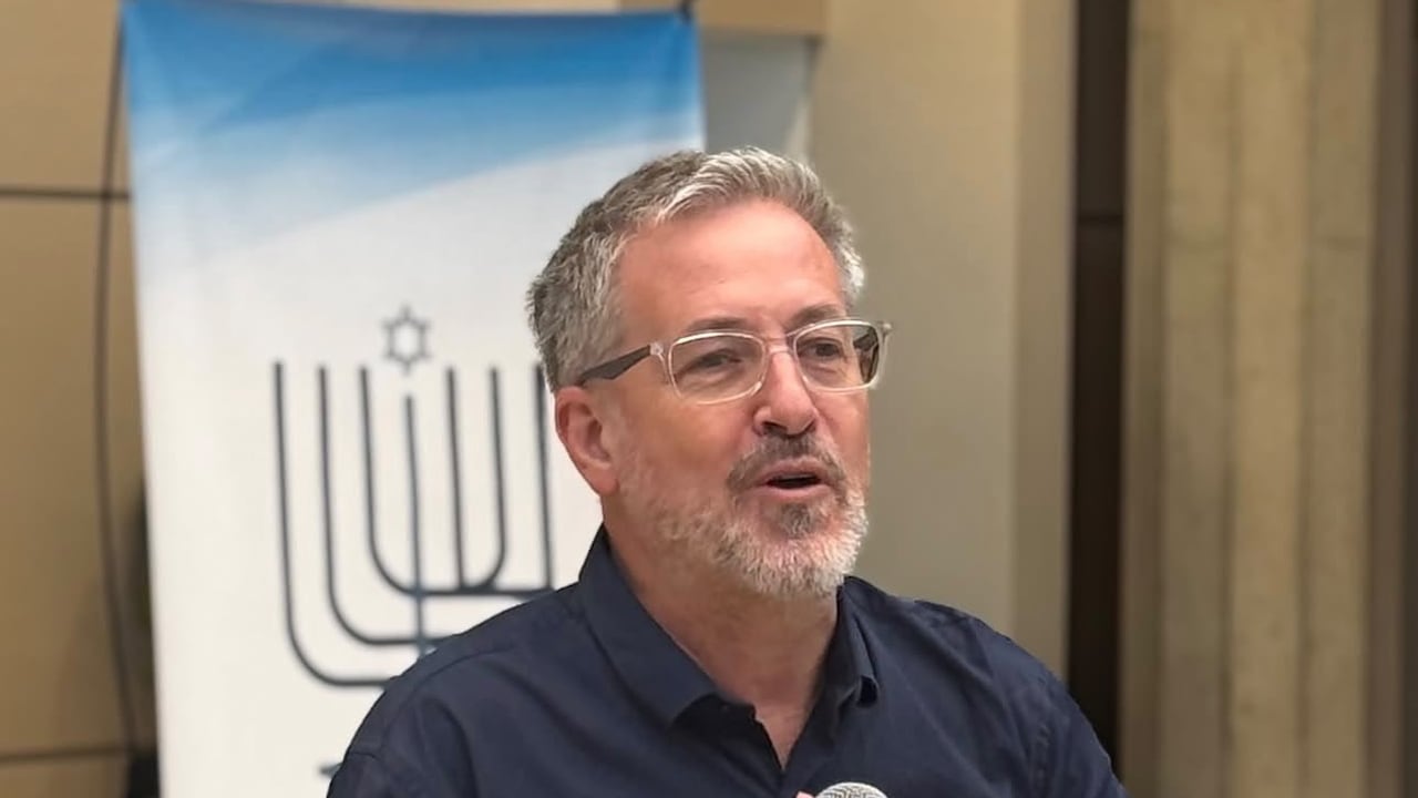 El periodista y experto en Medio Oriente, Gabriel Ben Tasgal, habló con Semana del documental Bibas y el antisemitismo.