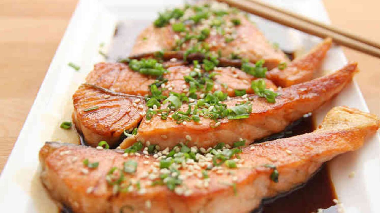 El salmón es uno de los alimentos que más aporta ácidos omega-3.