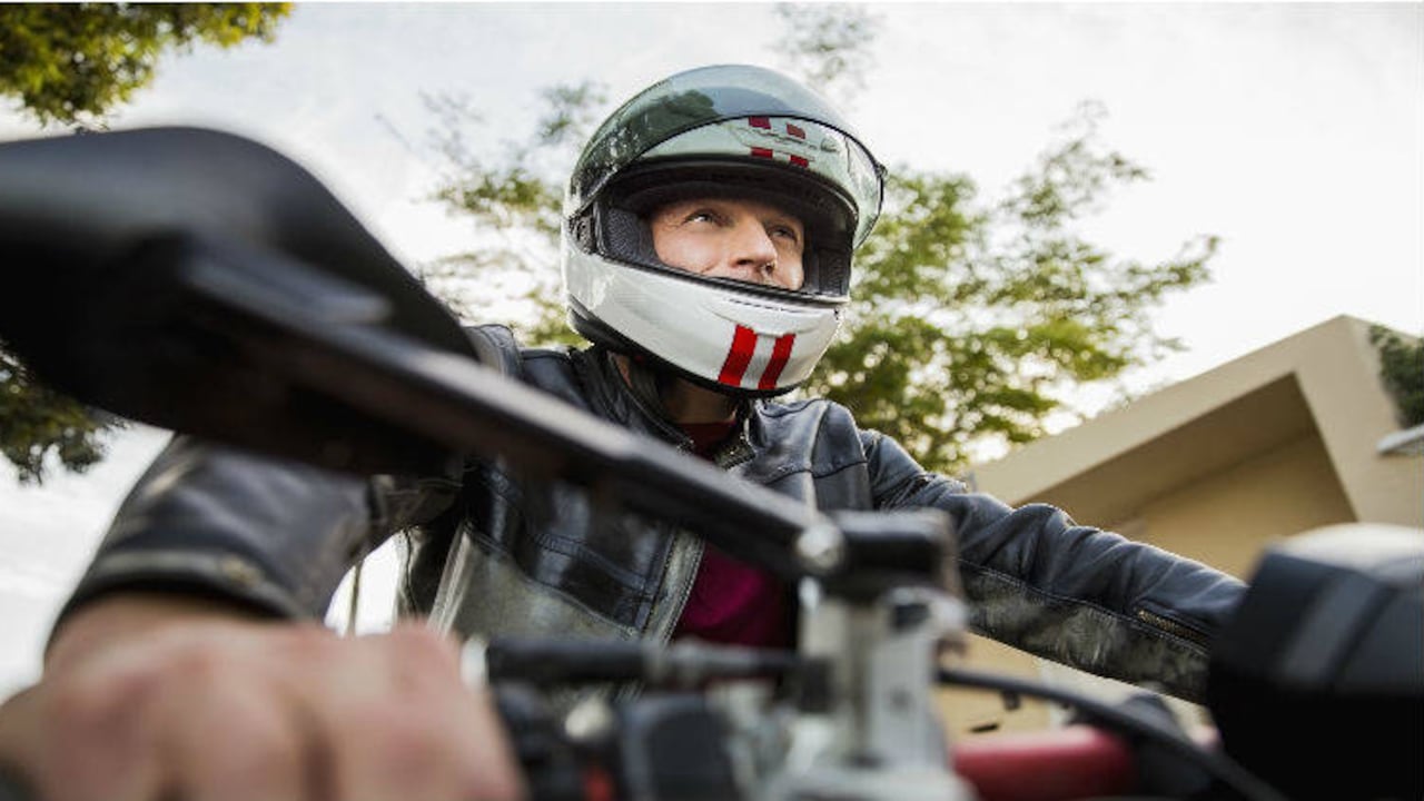 Según el Observatorio Nacional de Seguridad Vial, en 2020, el 33,2% de los casos de muerte de los usuarios de motos fueron causados por trauma craneoencefálico.