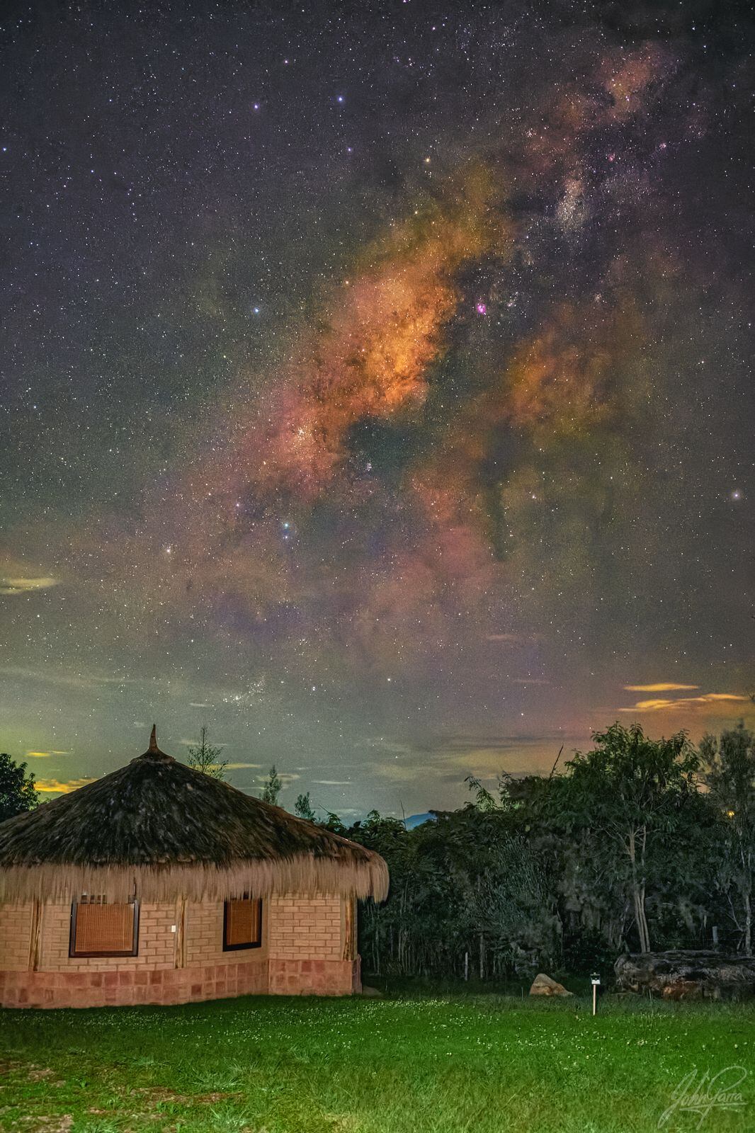Cúmulo de estrellas fotografiadas desde Villa de Leyva como ejemplo de la composición fotográfica con un elemento astronómico.