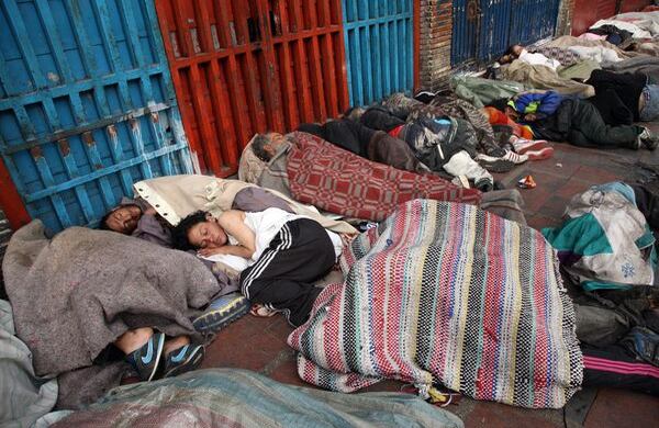 En los andenes fríos y húmedos duermen centenares de personas. Por ese rato de sueño deben pagarle 1.000 pesos a los llamados ganchos, que son los capos de la zona.