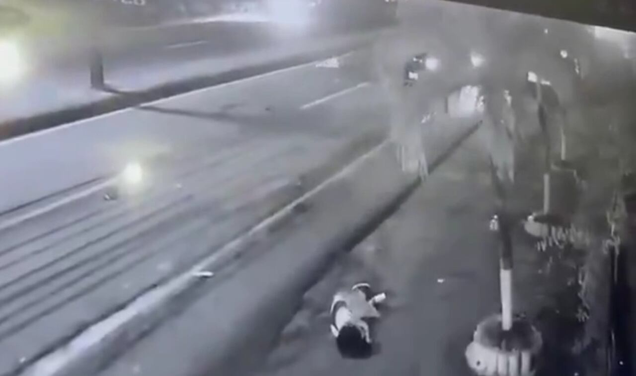 El conductor no se detuvo a prestar ayuda a los lesionados y emprendió una fuga inmediata del lugar.