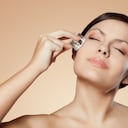 La aplicación de hielo en la cara ayuda a mejorar la circulación sanguínea, favoreciendo el aspecto de la piel.