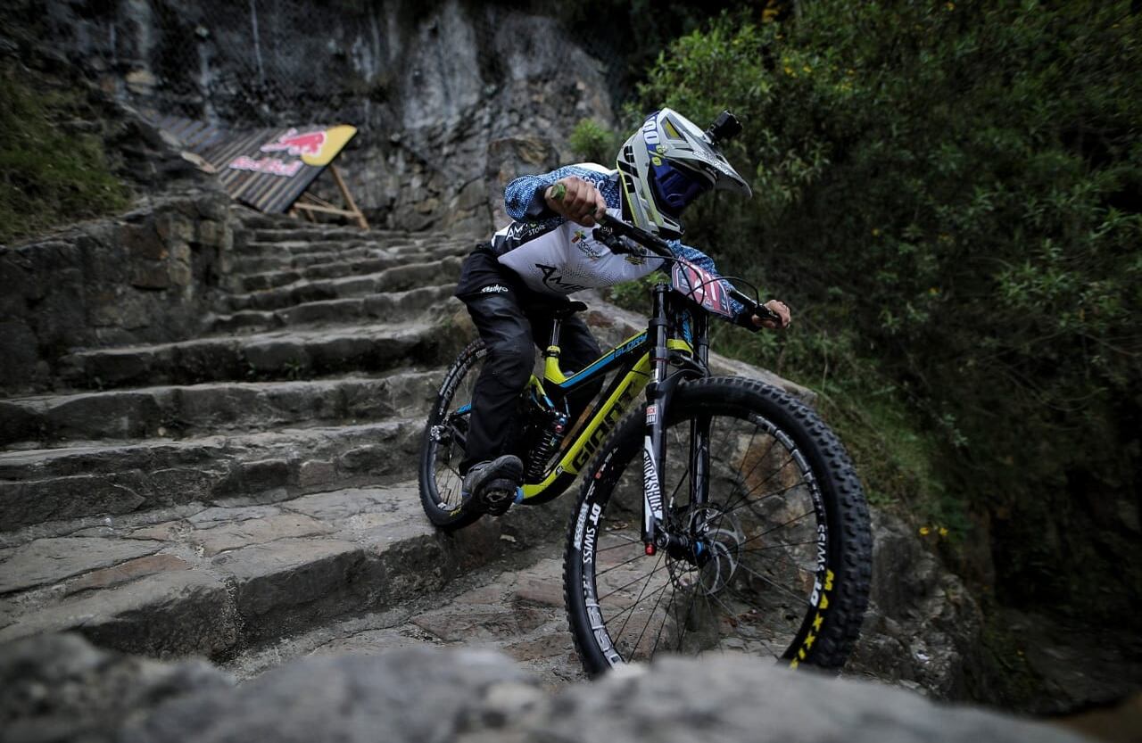 Red Bull Monserrate Cerro Abajo, la carrera de downhill urbano más larga del mundo culminó con éxito