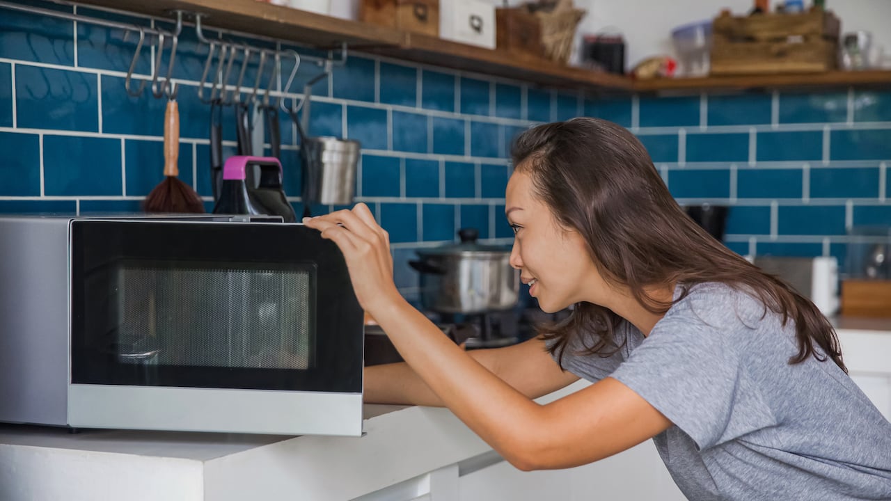 Muchas personas desconocen los peligros involucrados al intentar secar la ropa en un microondas.
