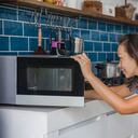 La práctica de secar la ropa en el microondas es más común de lo que se piensa, pero sus riesgos son subestimados.