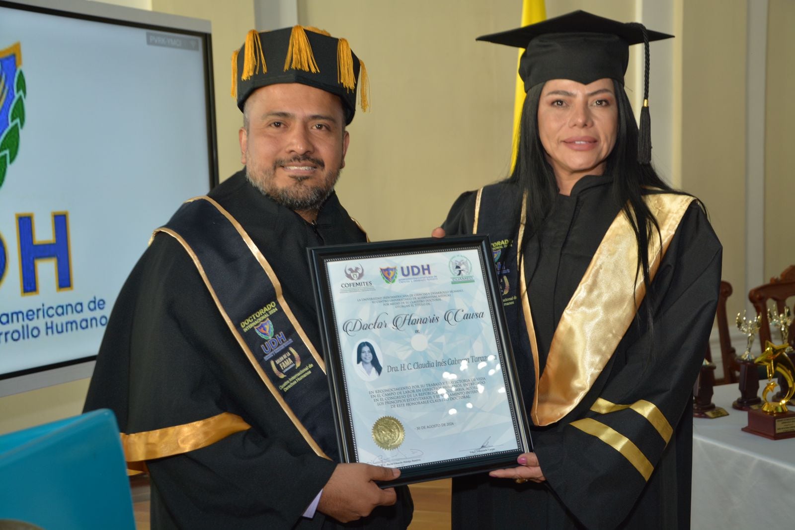 Claudia Inés Cabrera Tarazona recibiendo el doctorado honoris causa.