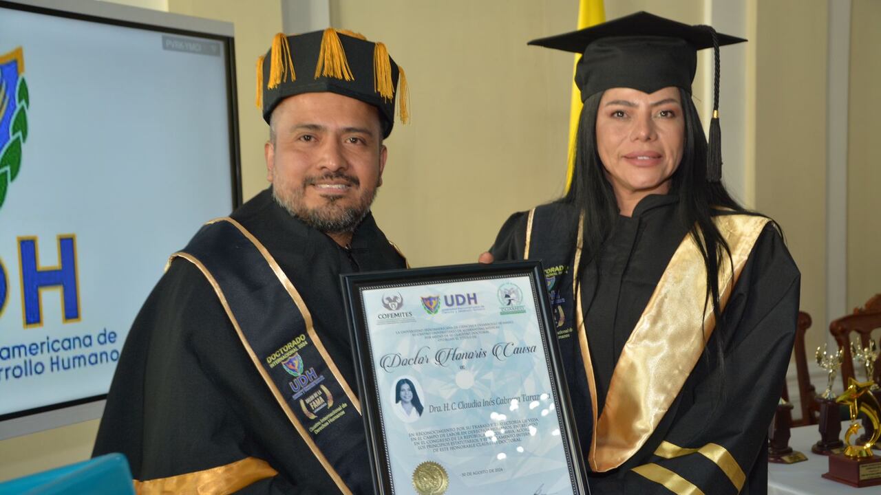 Claudia Inés Cabrera Tarazona recibiendo el doctorado honoris causa.