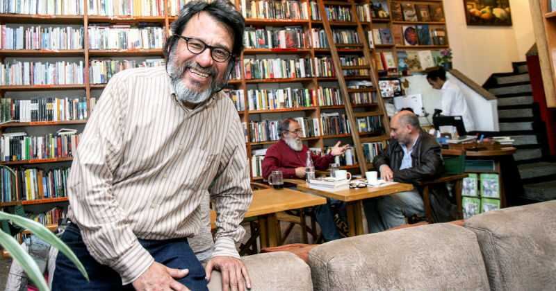Carlos Torres en la librería Luvina, hace 7 años, en el 2015. 