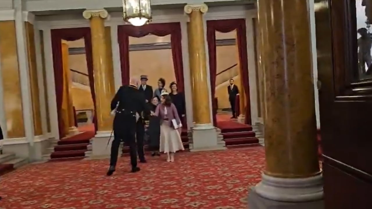 Este es el momento en el que la embajadora sale tras lo que fue su reunión con el rey Carlos.