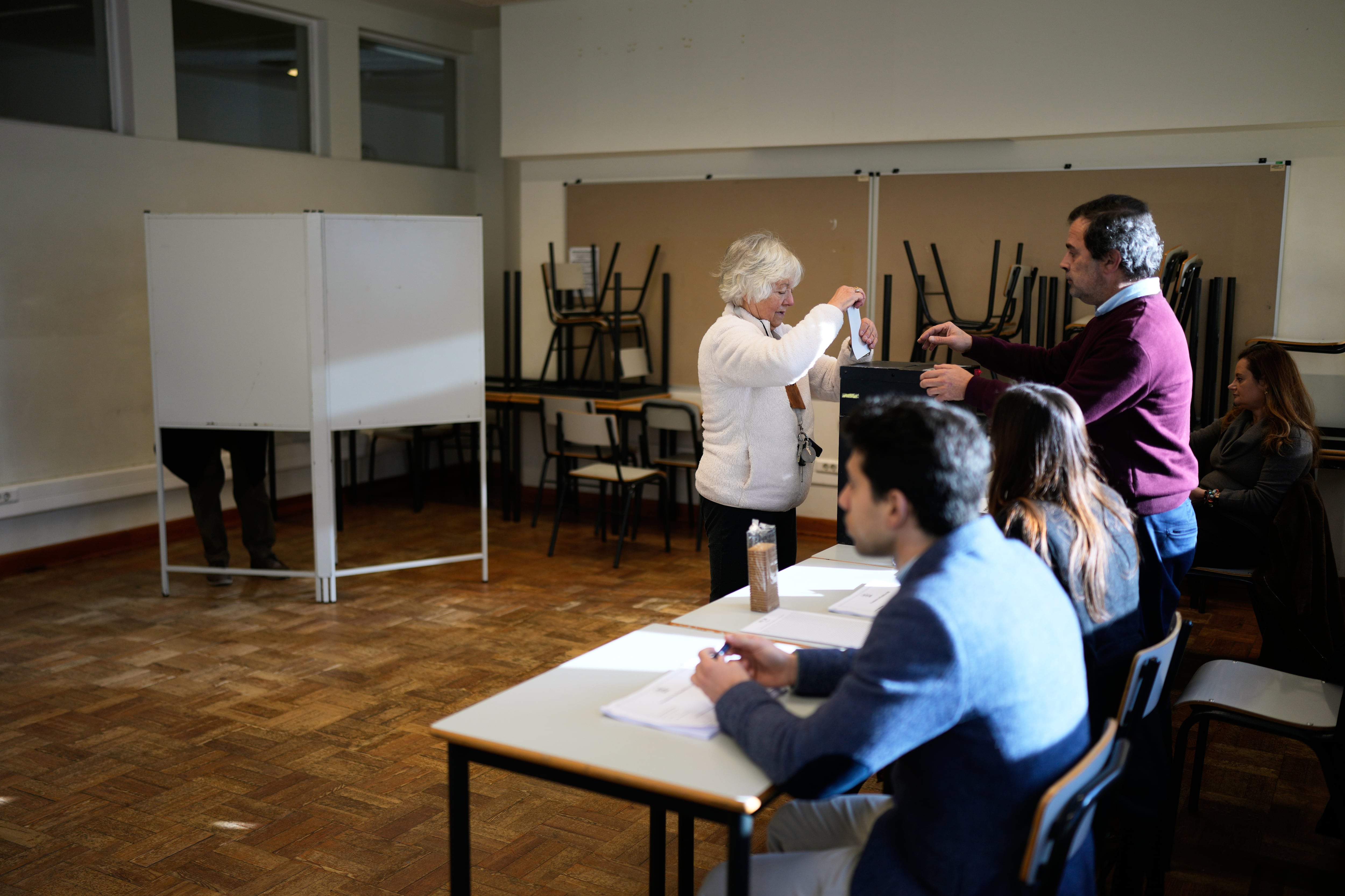 Una mujer vota en las elecciones presidenciales de Portugal en un colegio electoral de Lisboa.