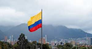 Paro de Maestros
Paro nacional de maestros por 48 horas
"Los objetivos centrales de esta jornada son: La defensa de la vida; el derecho a la salud con dignidad para el magisterio colombiano; el fortalecimiento y defensa del Fondo Nacional de Prestaciones Sociales; materializar la reforma constitucional al SGP para garantizar un aumento real y progresivo de los recursos; exigir el cumplimiento cabal de los acuerdos pactados con el Gobierno Nacional, que incluye el respeto a los ascensos de los docentes", informó Fecode. En Bogotá, la marcha inició hoy miércoles a las diez de la mañana frente a la Secretaría de Educación de Bogotá, tomó la Avenida calle 26 hasta llegar al Ministerio de Educación, donde se realizó un cacerolazo en forma pacífica.
Bogotá, agosto 28 de 2019
Foto León Darío Peláez/ Semana
