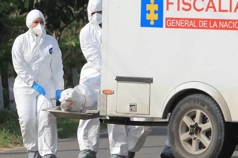 Miembros del CTI realizando un levantamiento de cuerpos.