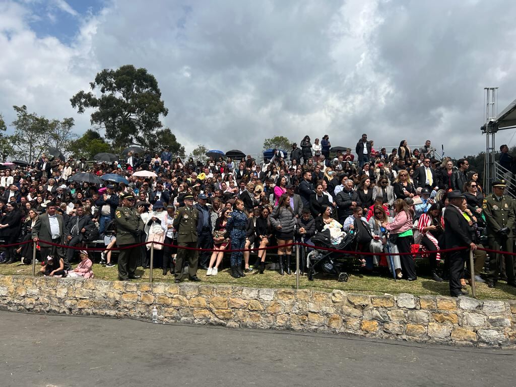 Un grupo de familiares de policías rechiflaron al presidente Gustavo Petro.