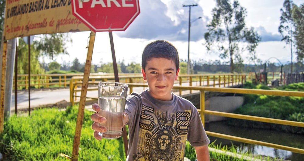 Gachancipá. Después de mucho tiempo de espera, un niño que iba caminando apareció y nos ofreció el ‘vasito de río.
