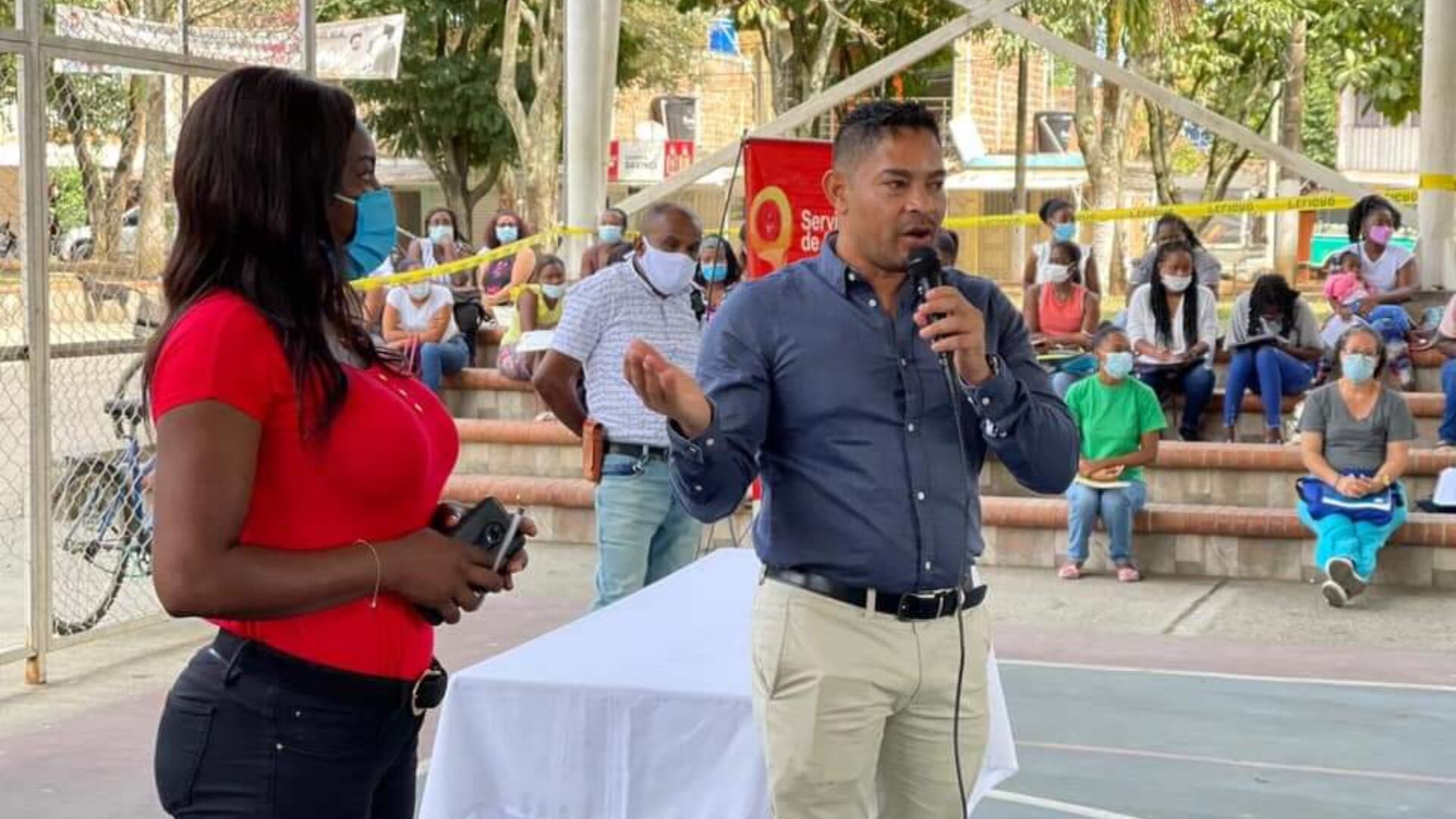 El alcalde Roller Escobar Gómez durante una jornada de empleabilidad.