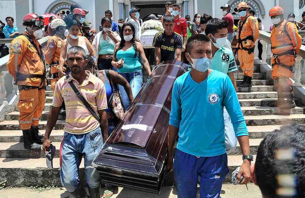 Famliares de una de las víctimas mortales que perdieron la vida en medio de una avalancha de lodo y piedra el pasado 31 de marzo, acompañan a su ser querido a su última morada, el martes 4 de abril de 2017, en Mocoa. La tragedia,  provocada por el desbordamiento de tres ríos (el Mocoa, Mulato y Sangoyaco), deja hasta el momento 280 personas muertas,  entre ellas 144 niños. Foto: Carlos Julio Martínez / Enviado Especial de Semana