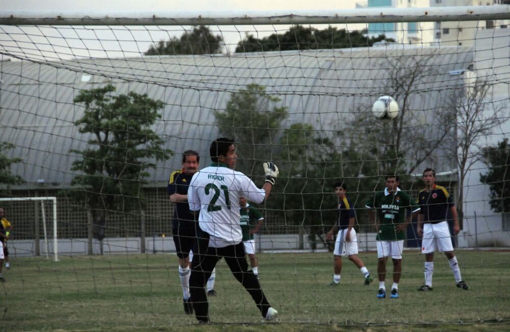 Angelino Garzón, de certero puntazo, empató el partido de tiro penal en el que dejó sin opciones al arquero boliviano.
