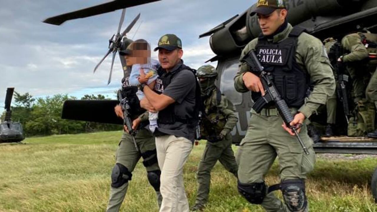 Llegada de oficiales con el menor a Bogotá.