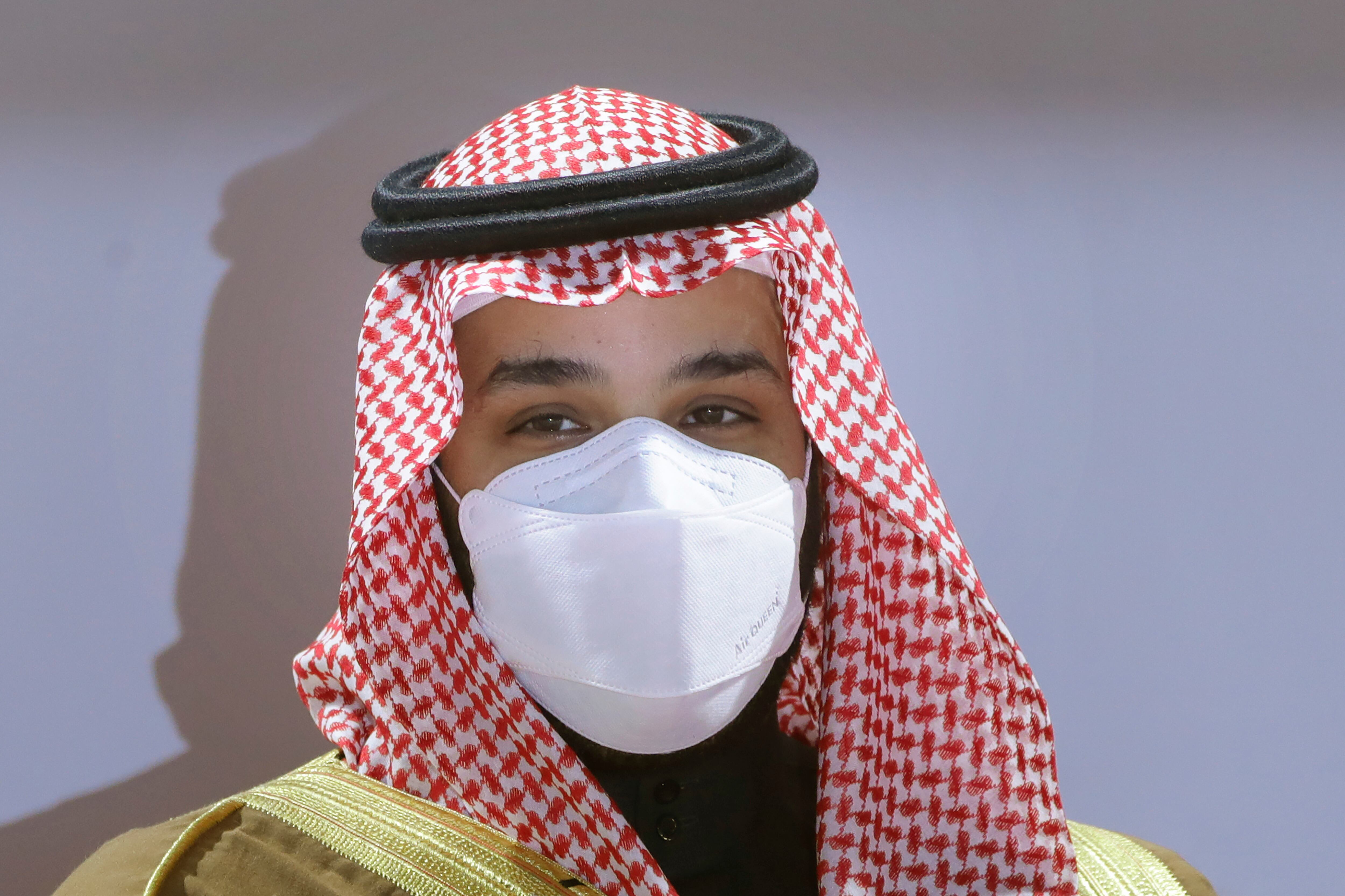 ARCHIVO - En esta foto de archivo del 20 de febrero de 2021, el príncipe heredero saudí Mohammed bin Salman con cubreboca asiste a la ceremonia de entrega de la Copa Saudí en el hipódromo Rey Abdul Aziz en Riad, Arabia Saudí. (AP Foto/Amr Nabil, File)
