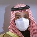 ARCHIVO - En esta foto de archivo del 20 de febrero de 2021, el príncipe heredero saudí Mohammed bin Salman con cubreboca asiste a la ceremonia de entrega de la Copa Saudí en el hipódromo Rey Abdul Aziz en Riad, Arabia Saudí. (AP Foto/Amr Nabil, File)