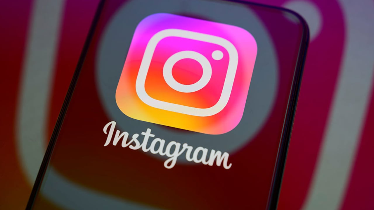 El logotipo de Instagram aparece en la pantalla de un teléfono inteligente.