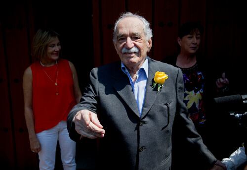 El escritor colombiano Gabriel García Márquez saluda sonriente a un grupo de periodistas, afuera de su residencia en Ciudad de México (México). El Premio Nobel de Literatura de 1982 cumple hoy jueves, 6 de marzo de 2014, 87 años.
AP