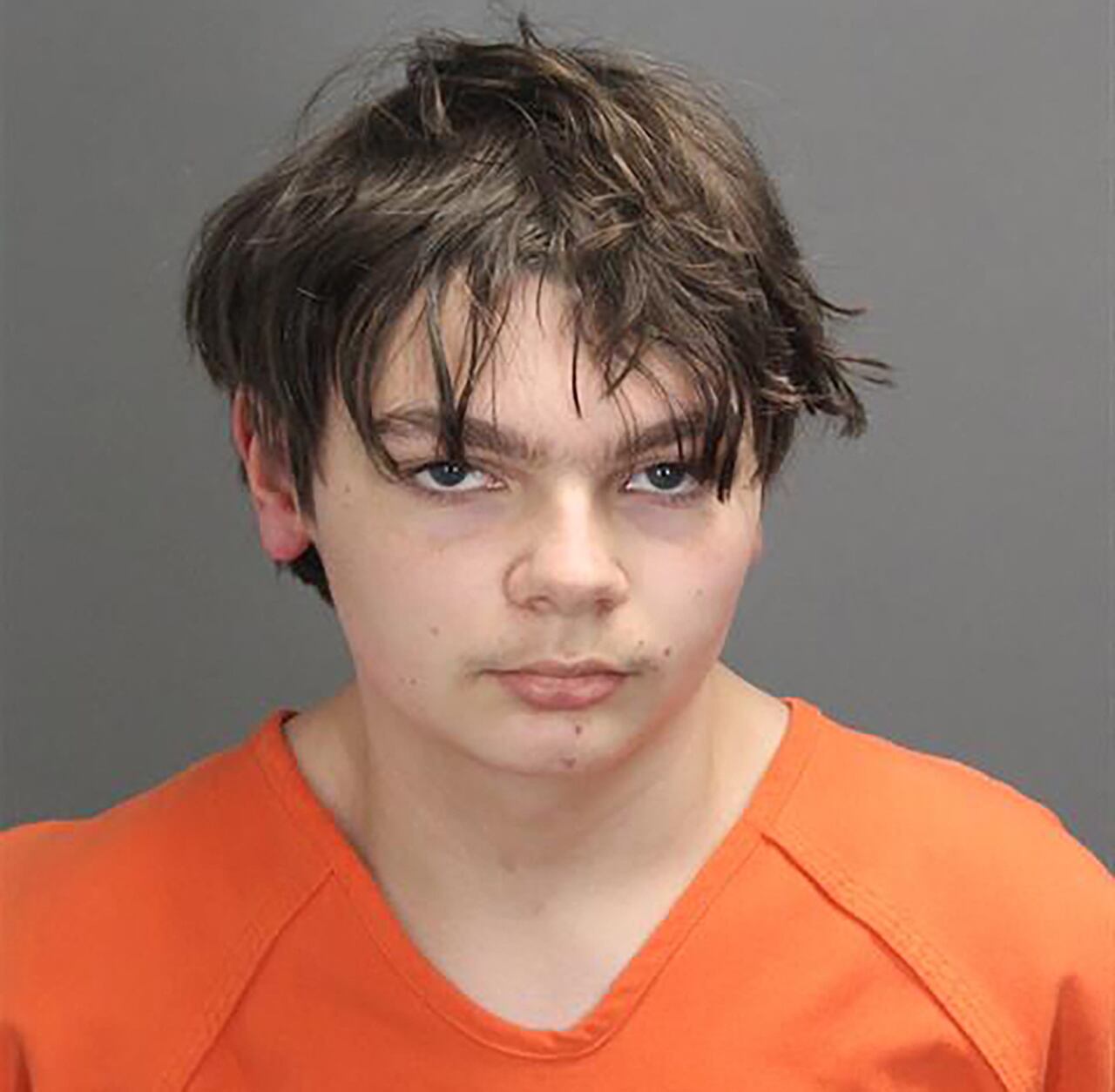 (ARCHIVOS) En esta foto de archivo tomada el 2 de diciembre de 2021, esta foto de reserva publicada por la Oficina del Sheriff del Condado de Oakland en Michigan muestra al sospechoso de disparar Ethan Crumbley. - Los padres de un niño de 15 años que mató a tiros a cuatro compañeros en su escuela secundaria en el estado norteño de Michigan, fueron acusados de homicidio involuntario el 3 de diciembre de 2021 (Foto de HANDOUT / Oficina del Sheriff del Condado de Oakland / AFP). ) / RESTRINGIDO A USO EDITORIAL - CRÉDITO OBLIGATORIO "AFP PHOTO / Oficina del Sheriff del Condado de Oakland" - SIN COMERCIALIZACIÓN - SIN CAMPAÑAS DE PUBLICIDAD - DISTRIBUIDO COMO SERVICIO A LOS CLIENTES
