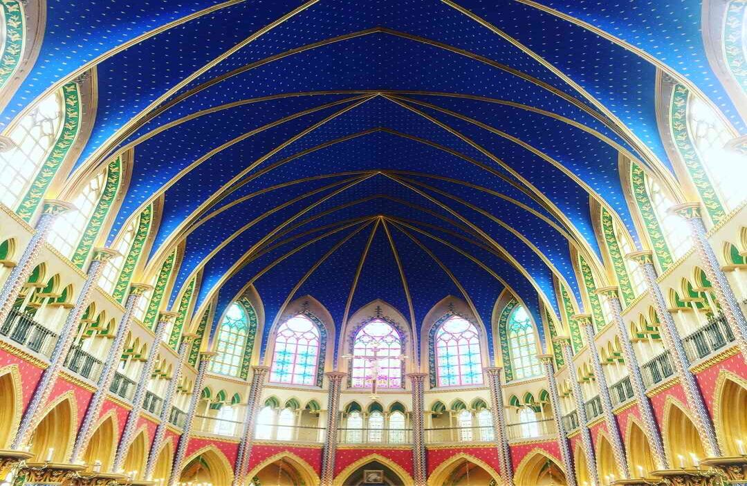 Su interior, de estilo gótico policromado, revela uno de los lugares más bonitos que se pueden visitar en la región.  Foto: Semana.