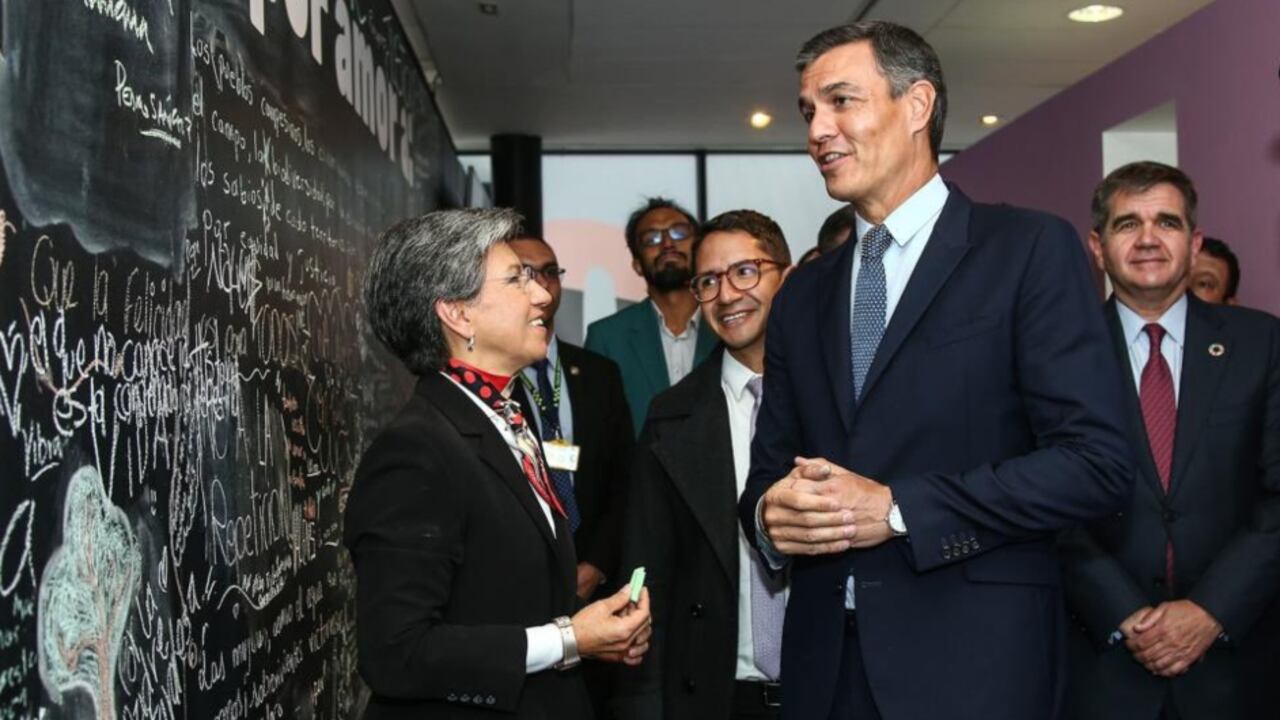 La alcaldesa de Bogotá, Claudia López y el presidente de España, Pedro Sánchez, recorrieron el Centro de Memoria, Paz y Reconciliación.