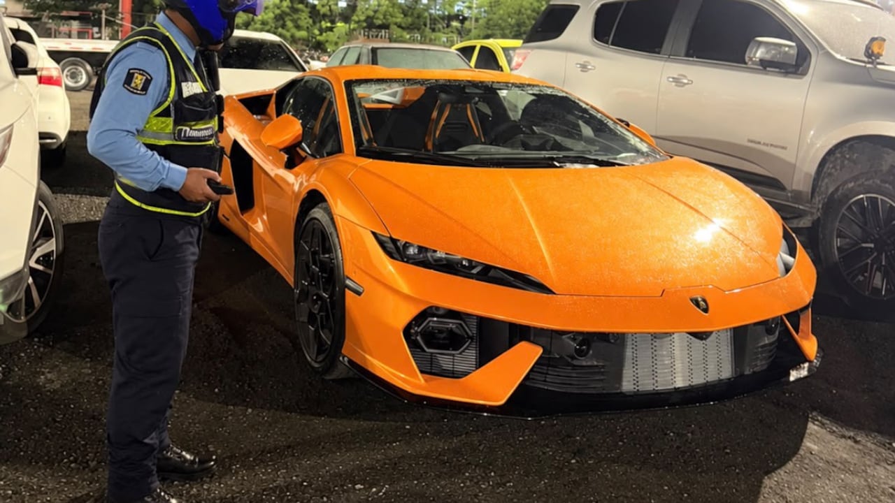 Lujoso Lamborghini, inmovilizado por prácticas peligrosas en el Túnel de Oriente en Medellín.