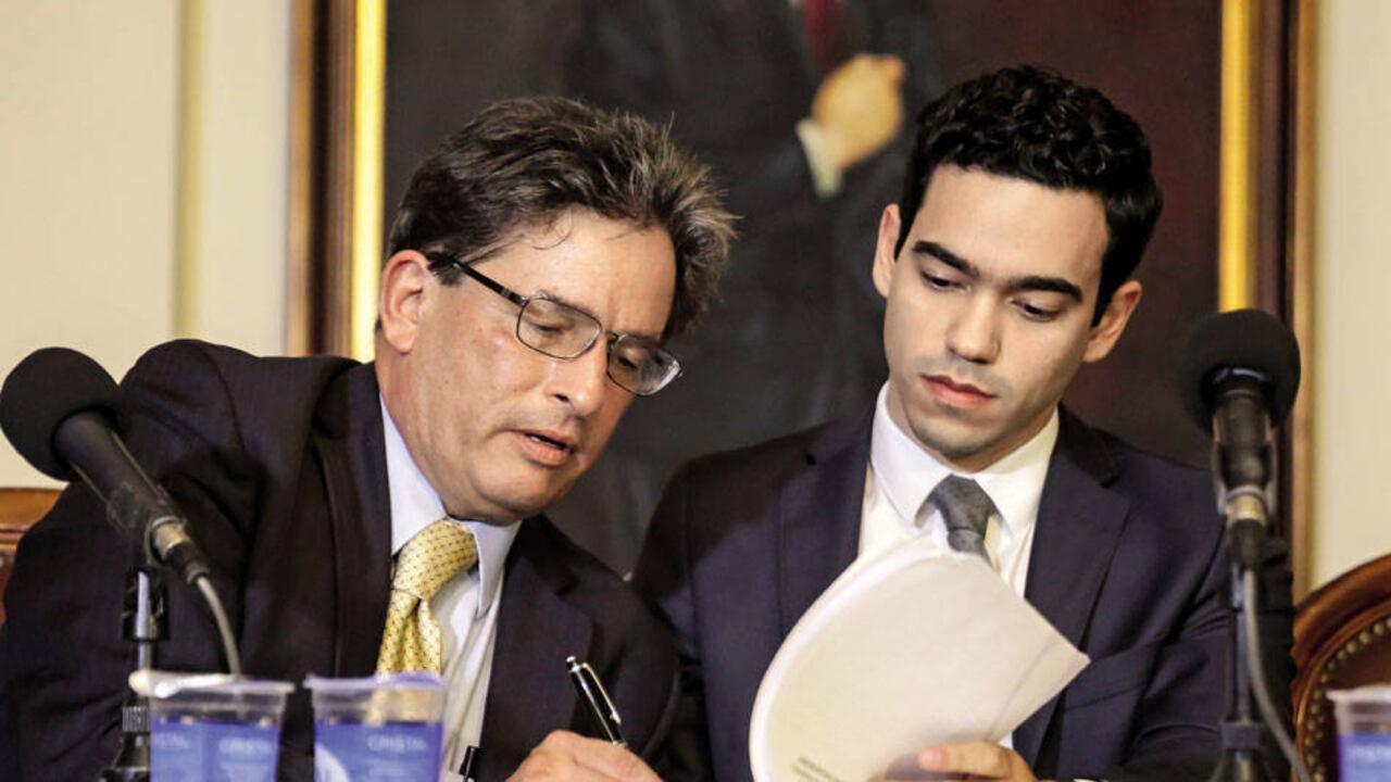 El nuevo director del DNP, Luis Alberto Rodríguez (derecha), deberá mantener la independencia de la entidad y evitar convertirla en apéndice de la cartera de Hacienda, que dirige Alberto Carrasquilla (izquierda).