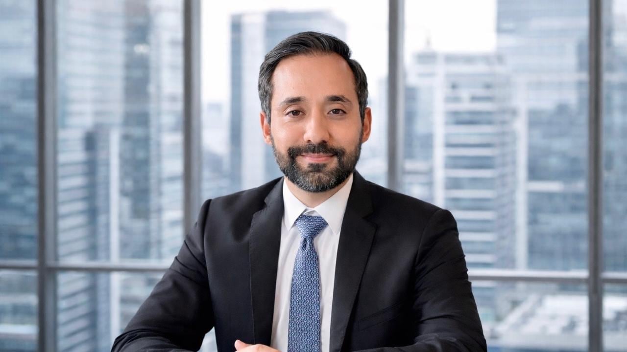 Jhon Jairo Bustos, abogado de la Universidad Externado de Colombia y contador público de la Universidad El Bosque, además de especialista en Derecho Tributario, con magíster en Derecho del Estado, y estudios de tributación en el exterior.