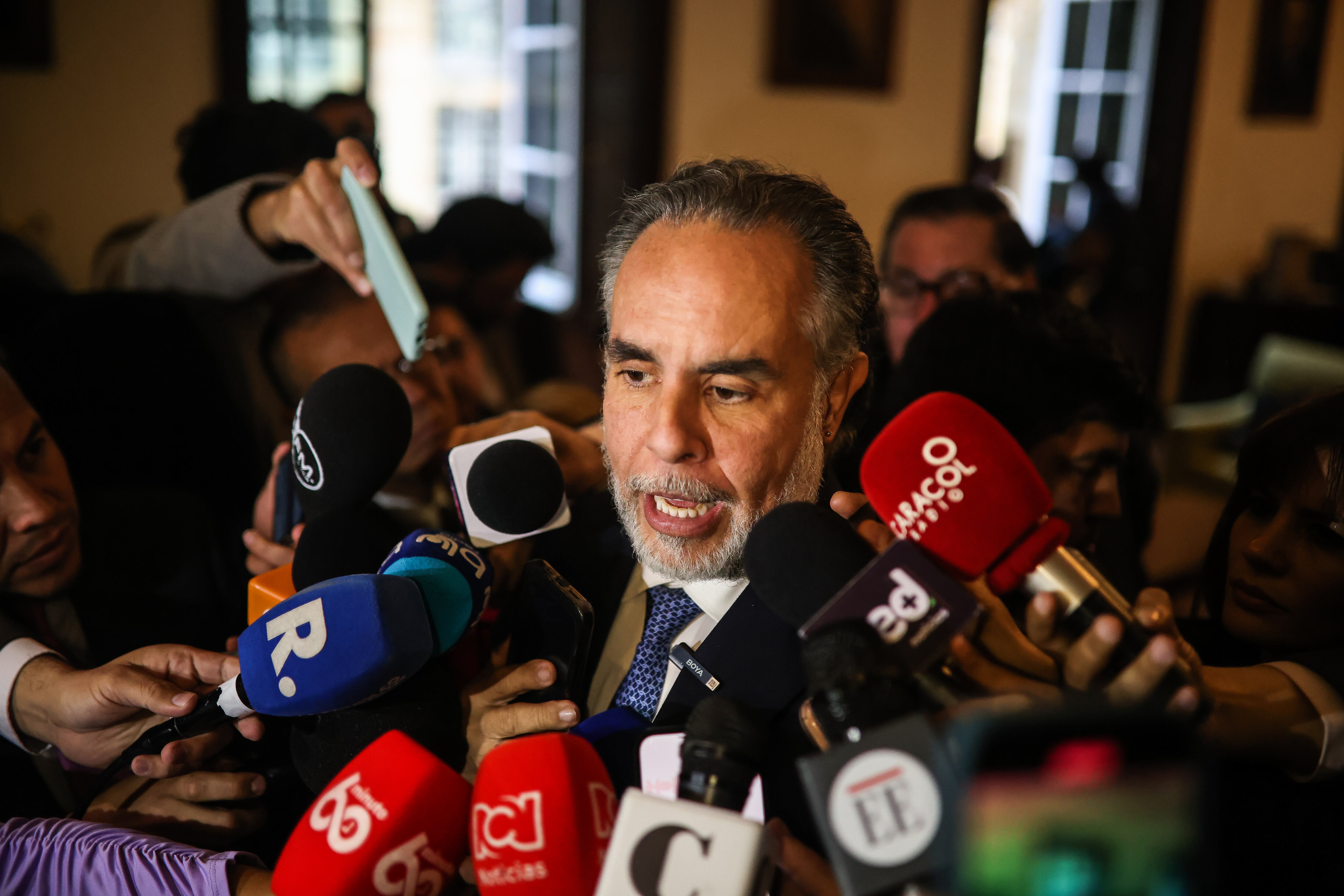Ministro del interior, Armando Benedetti rueda de prensa en el Senado