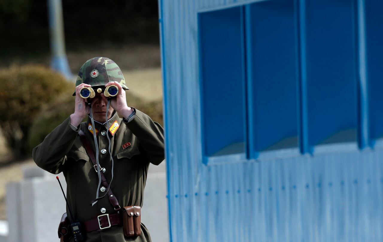 Un soldado norcoreano mira el lado sur a través de un par de binoculares en la aldea fronteriza de Panmunjom, en la Zona Desmilitarizada, DMZ, que separa las dos Coreas desde la Guerra de Corea, en Paju, al norte de Seúl, Corea del Sur.