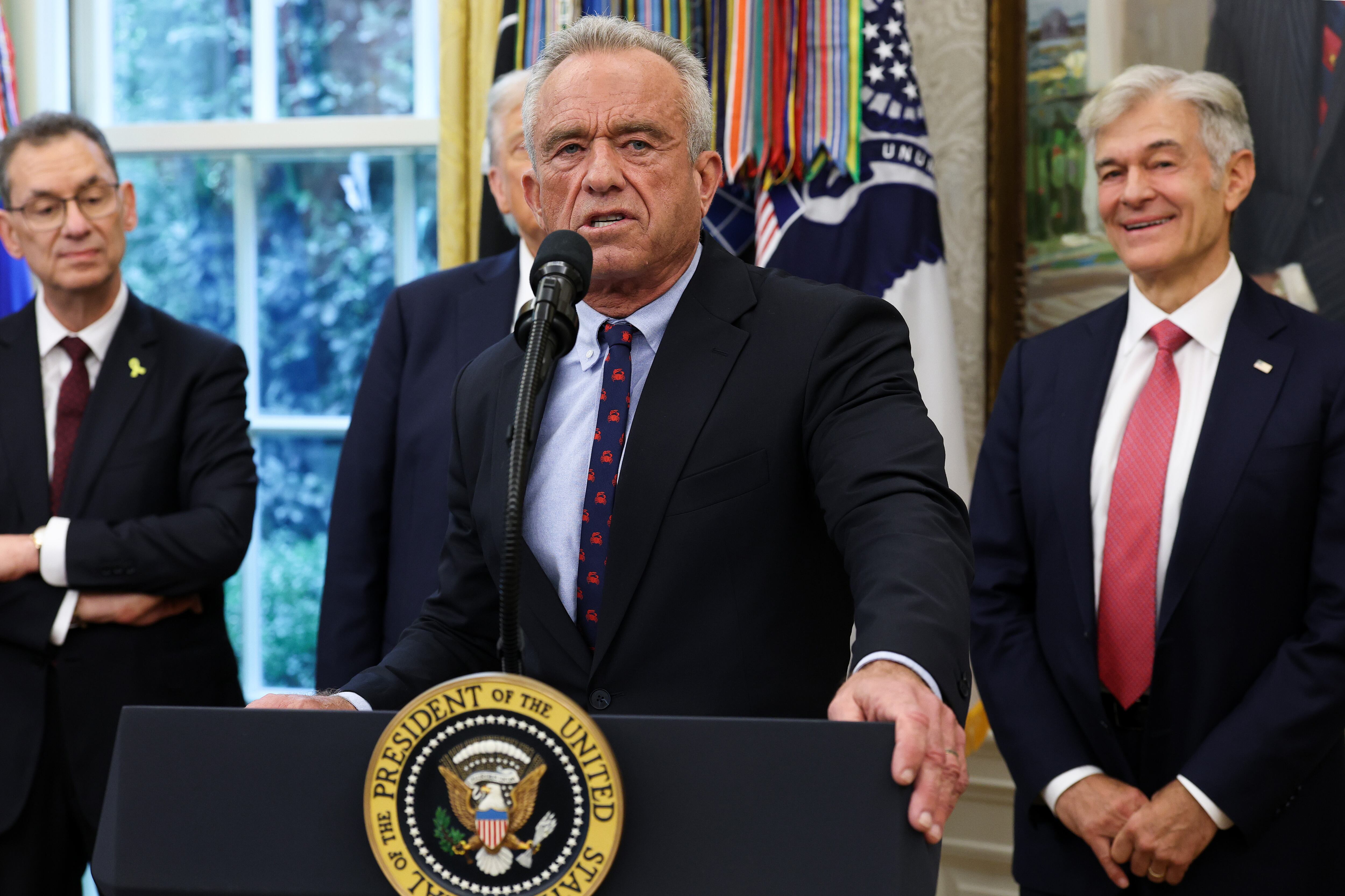 El secretario de Salud y Servicios Humanos de EE. UU., Robert F. Kennedy Jr., habla después de que el presidente Donald Trump anunciara un acuerdo con Pfizer para reducir los precios de los medicamentos de Medicaid en la Oficina Oval de la Casa Blanca el 30 de septiembre de 2025 en Washington, D.C. Según se informa, la administración Trump llegó a un acuerdo con la farmacéutica Pfizer para vender voluntariamente sus medicamentos a través de Medicaid a precios más bajos. (Foto de Win McNamee/Getty Images)