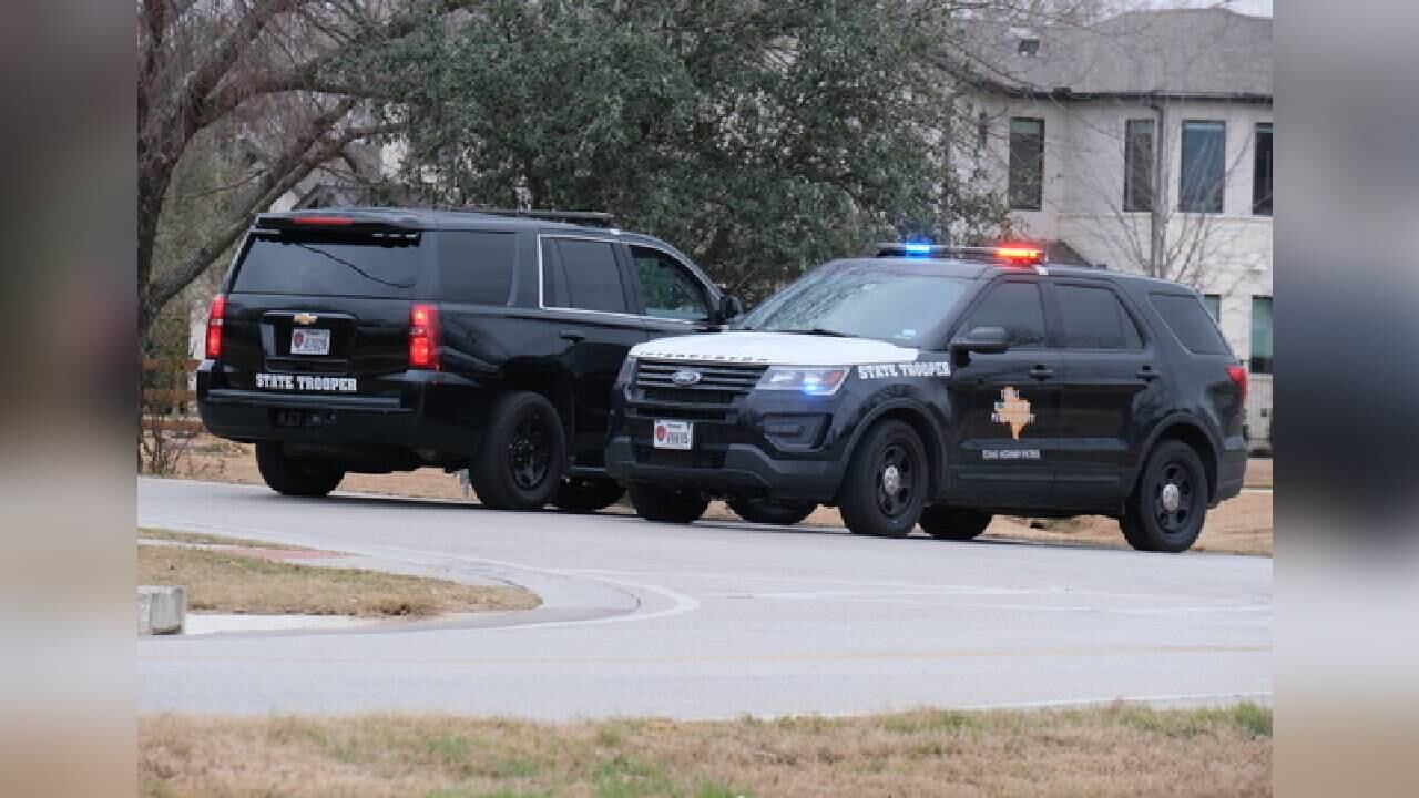 La policía toma medidas de seguridad tras la toma de rehenes por parte de un hombre armado en la Sinagoga de la Congregación Beth Israel en Colleyville, Texas, Estados Unidos, el 15 de enero de 2022. El hombre armado habría entrado en la sinagoga durante un servicio matutino de Shabat. La policía de Colleyville dijo que está llevando a cabo operaciones SWAT en el bloque 6100 de Pleasant Run Road, donde se encuentra la sinagoga. (Foto de Charles C. Peebles/Anadolu Agency vía Getty Images)