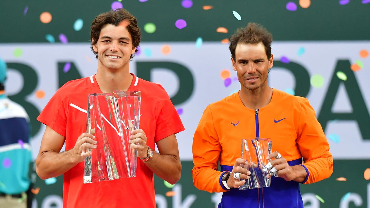Taylor Fritz ganador del torneo Master 1000 de Indian Wells, junto al subcampeón, Rafael Nadal, (Photo by Frederic J. BROWN / AFP)