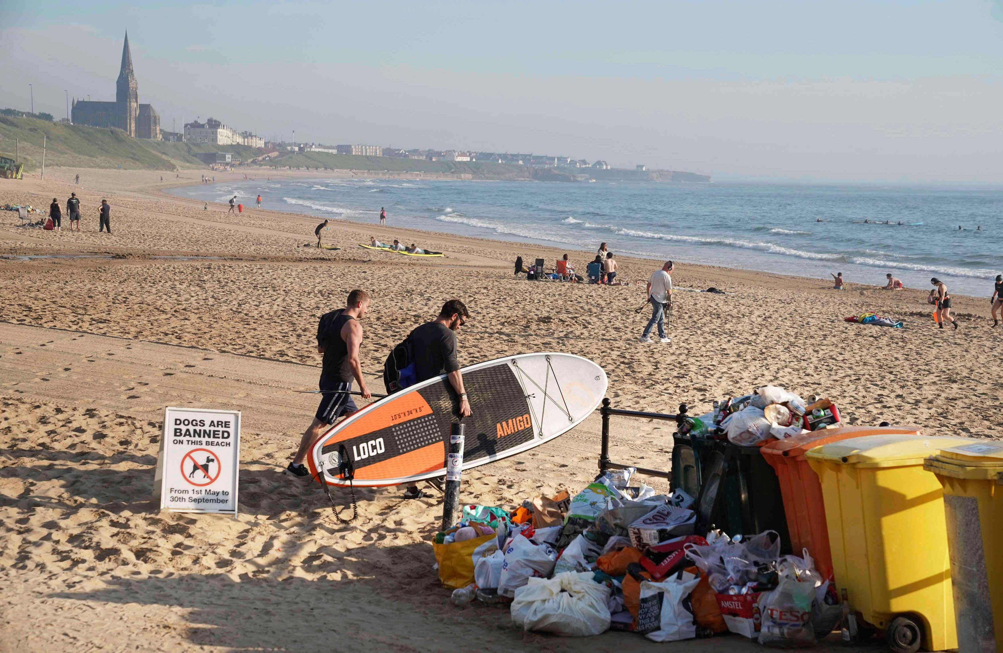 La basura es otro de los resagos más graves que conlleva el regreso de turistas a las playas. El secretario de Salud británico, Matt Hancock, advirtió que el Gobierno británico tiene el poder de cerrar playas y otros espacios públicos en Inglaterra ante la falta de cumplimiento de los protocolos de bioseguridad para evitar un rebrote de covid-19.