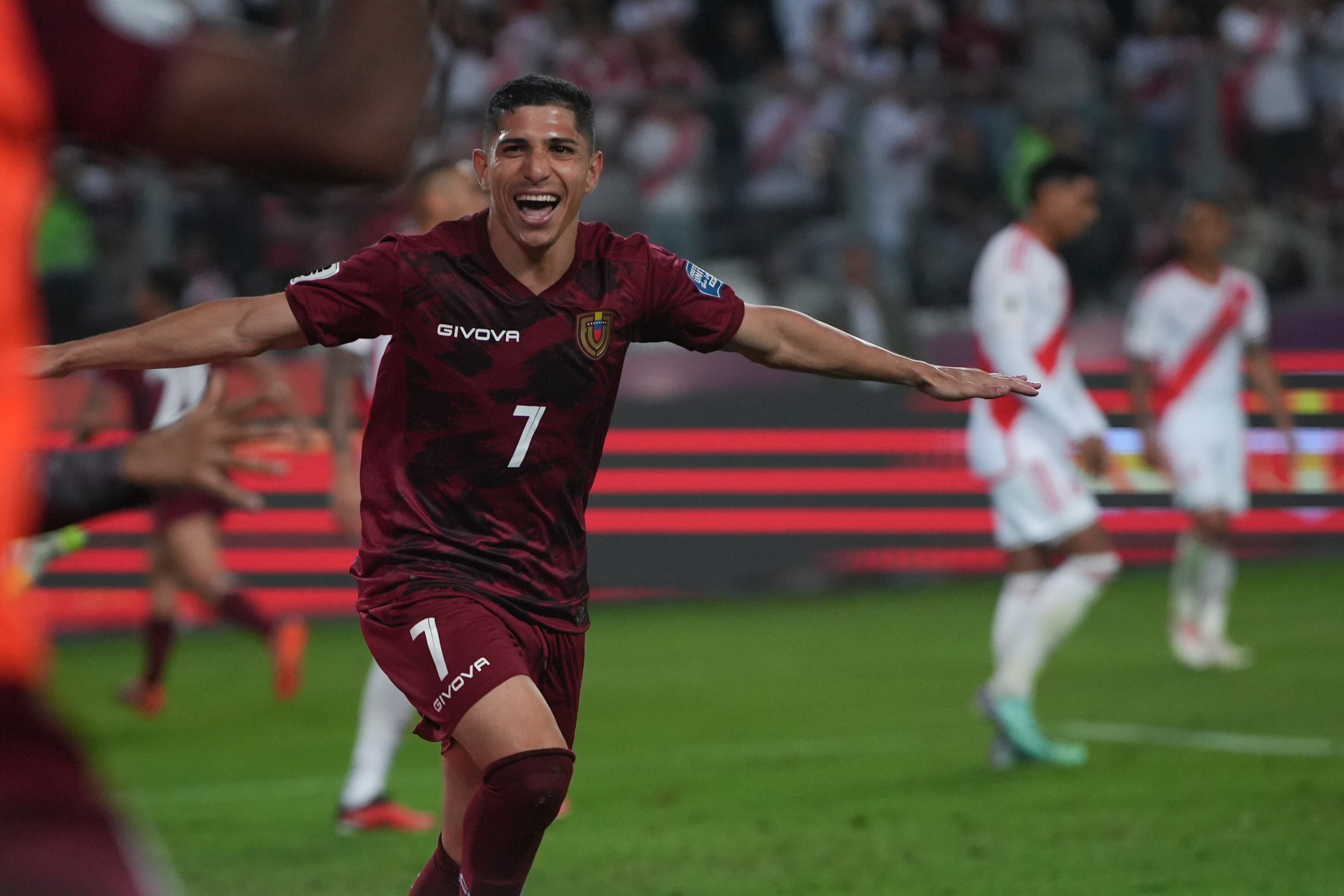Jefferson Savarino, de Venezuela, festeja luego de anotar ante Perú en un encuentro de la eliminatoria al Mundial, el martes 21 de noviembre de 2023, en Lima (AP Foto/Guadalupe Pardo)