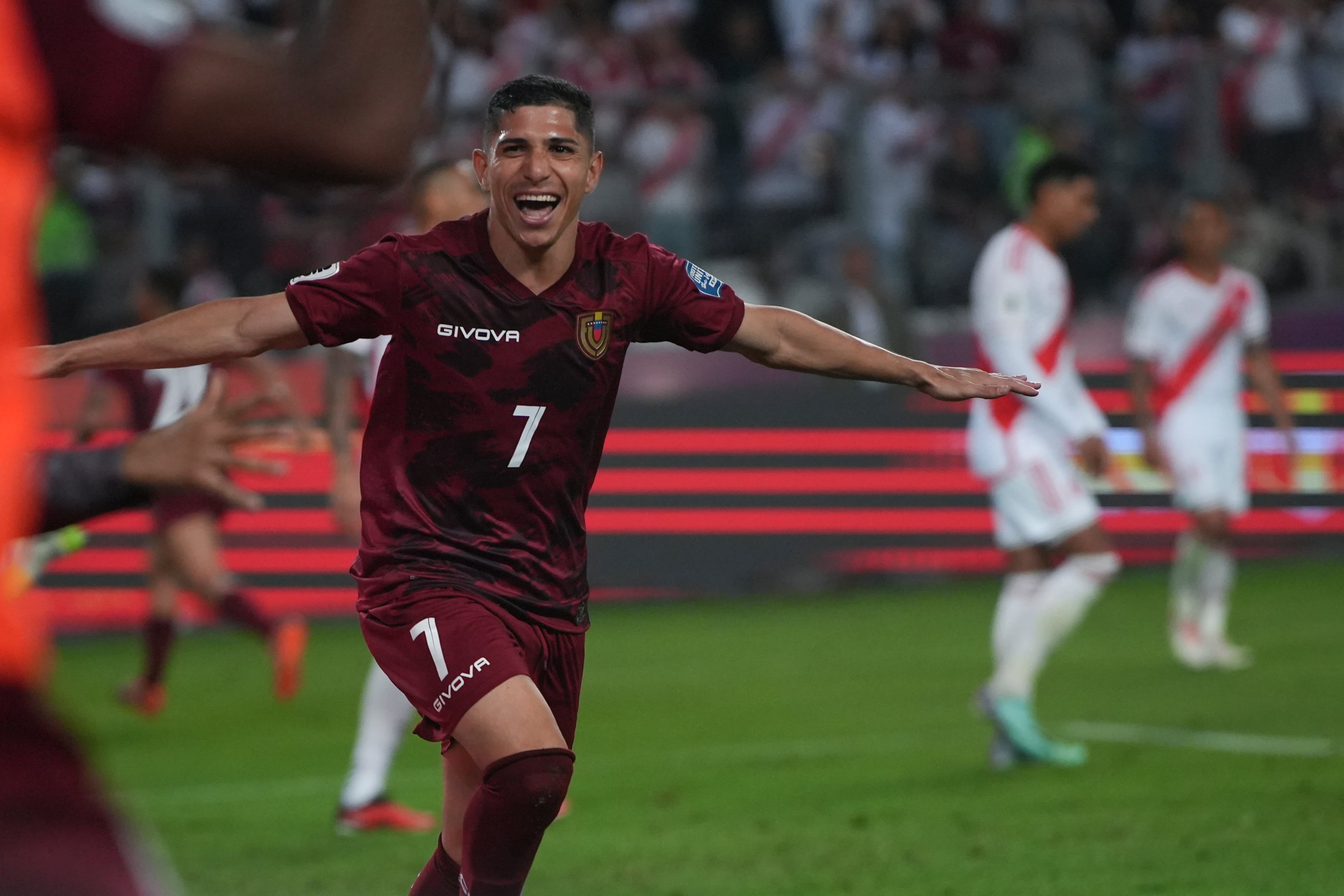 Jefferson Savarino, de Venezuela, festeja luego de anotar ante Perú en un encuentro de la eliminatoria al Mundial, el martes 21 de noviembre de 2023, en Lima (AP Foto/Guadalupe Pardo)