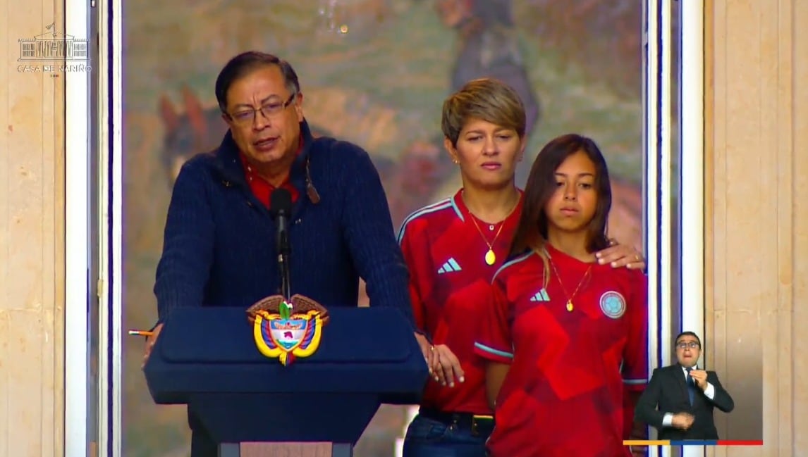 El presidente se dirige a los asistentes a la Plaza de Armas.