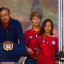 El presidente se dirige a los asistentes a la Plaza de Armas.