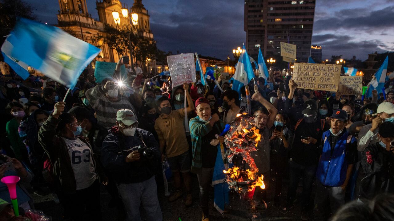 Miles de personas se tomaron las calles de la capital y otras ciudades del país para protestar en contra de la aprobación del presupuesto de 2021.