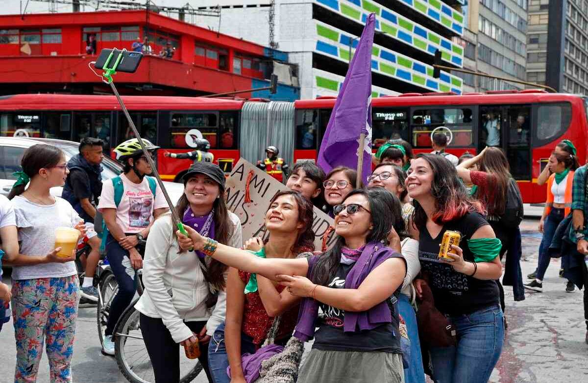 La tecnología también se ha prestado para violentar a las mujeres. En Colombia, seis de cada diez mujeres son acosadas sexualmente a través de su dispositivo móvil. Foto: León Darío Peláez
