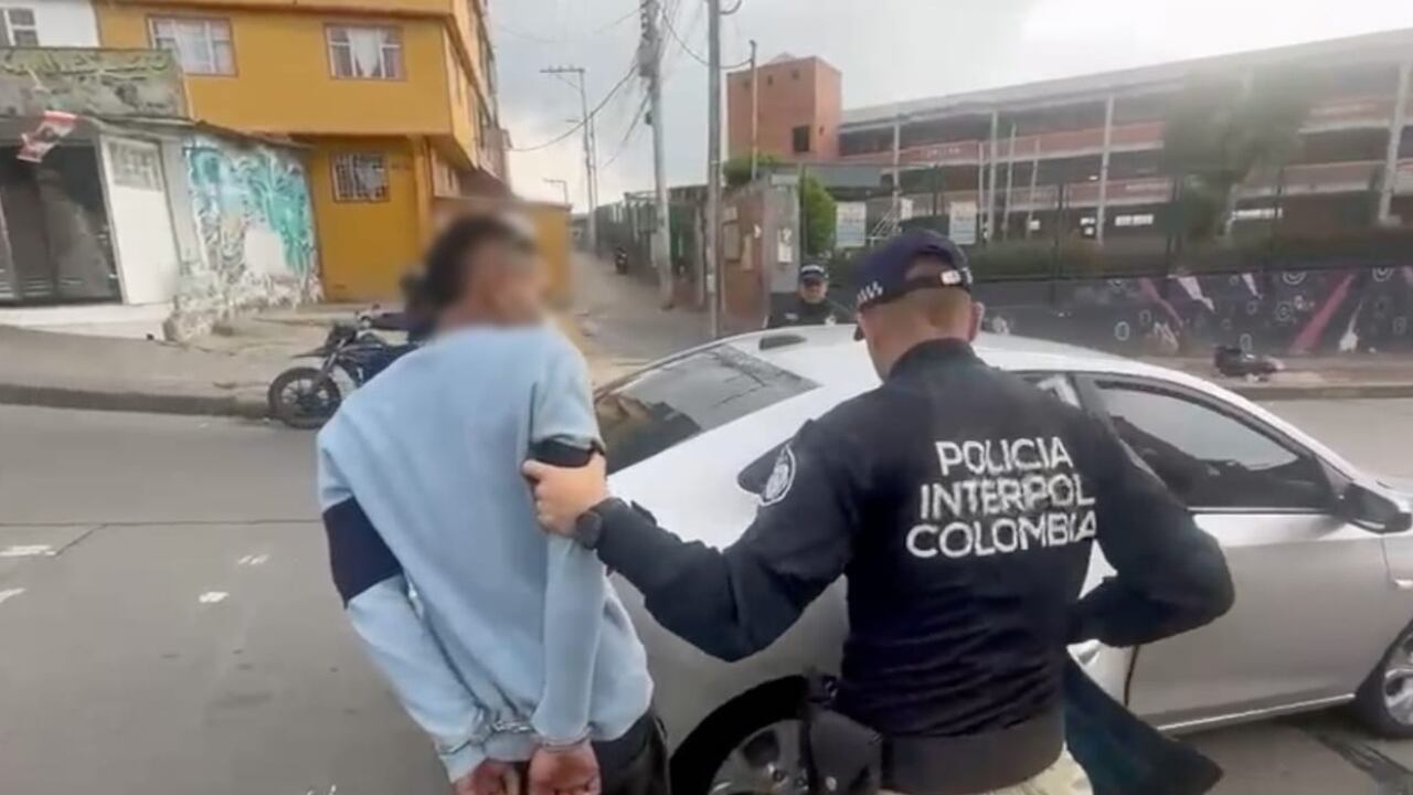 El hombre habría matado a una persona en el país vecino.